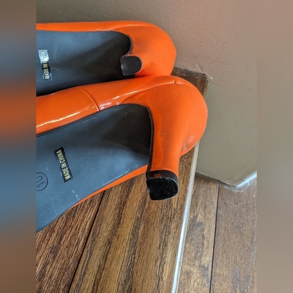 Pointy toe orange patent heels by Red circle. Women's size 10 - Picture 12 of 13